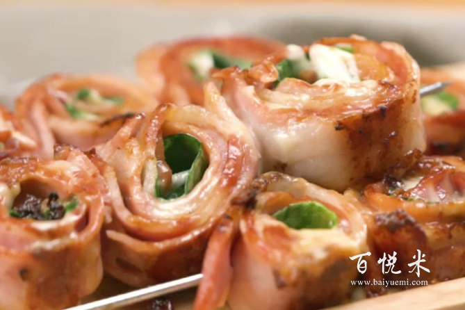 超級好吃的培根做法，培根片裹著奶酪棒烤著吃，解饞拉絲